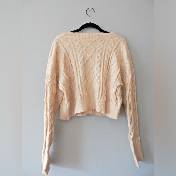Cropped, Oatmeal Cable Knit Cardigan - Picture 4 of 4